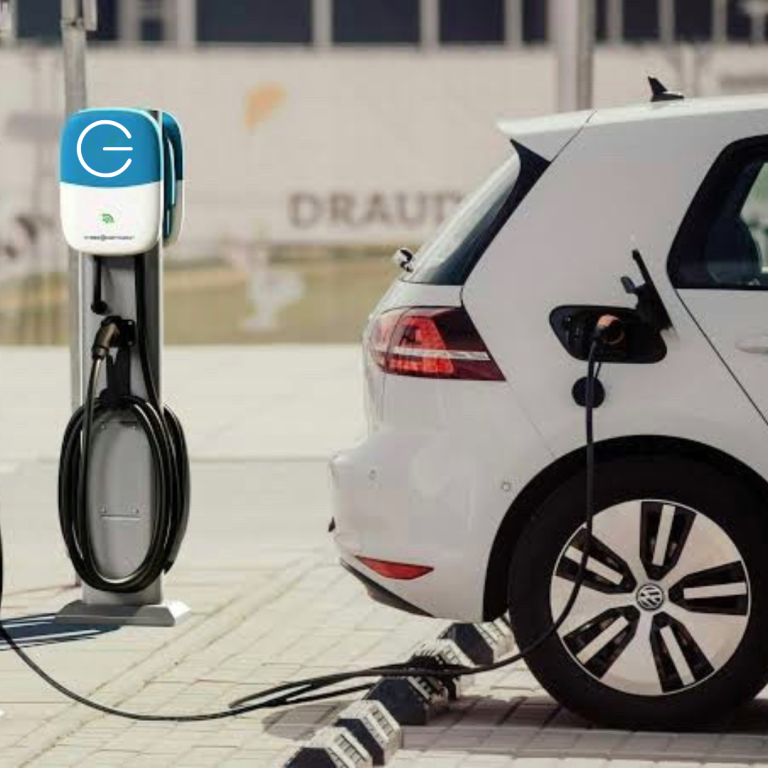 Auto eléctrico cargando en estación pública